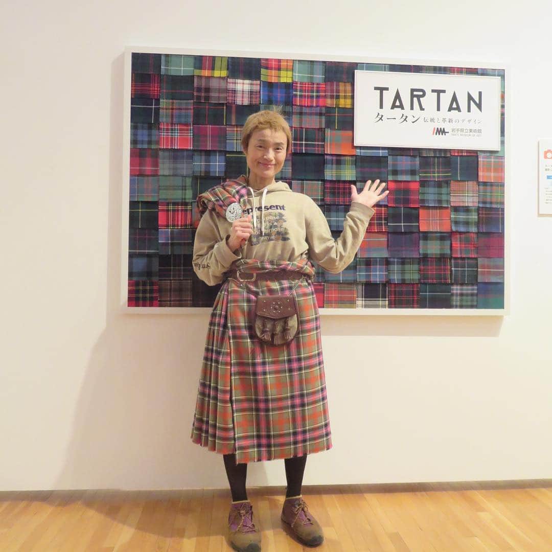 魔女菅原さんのインスタグラム写真 - (魔女菅原Instagram)「タータン展の最後にキルトの着付けコーナーがありまして、プリーツを折るところから一緒に着付けてもらいました。 ぜひ行ってやってみてください！ タータンはピンクとグリーンから選べるのでコーディネートを完璧にして臨むもよしです。着付けてくださった監視員のお嬢さんからいろんな蘊蓄を伺えるのも楽しい。 この写真も撮って頂きました。  #タータン展 #岩手県立美術館 #魔女菅原」4月14日 13時22分 - hatsuyosugawara