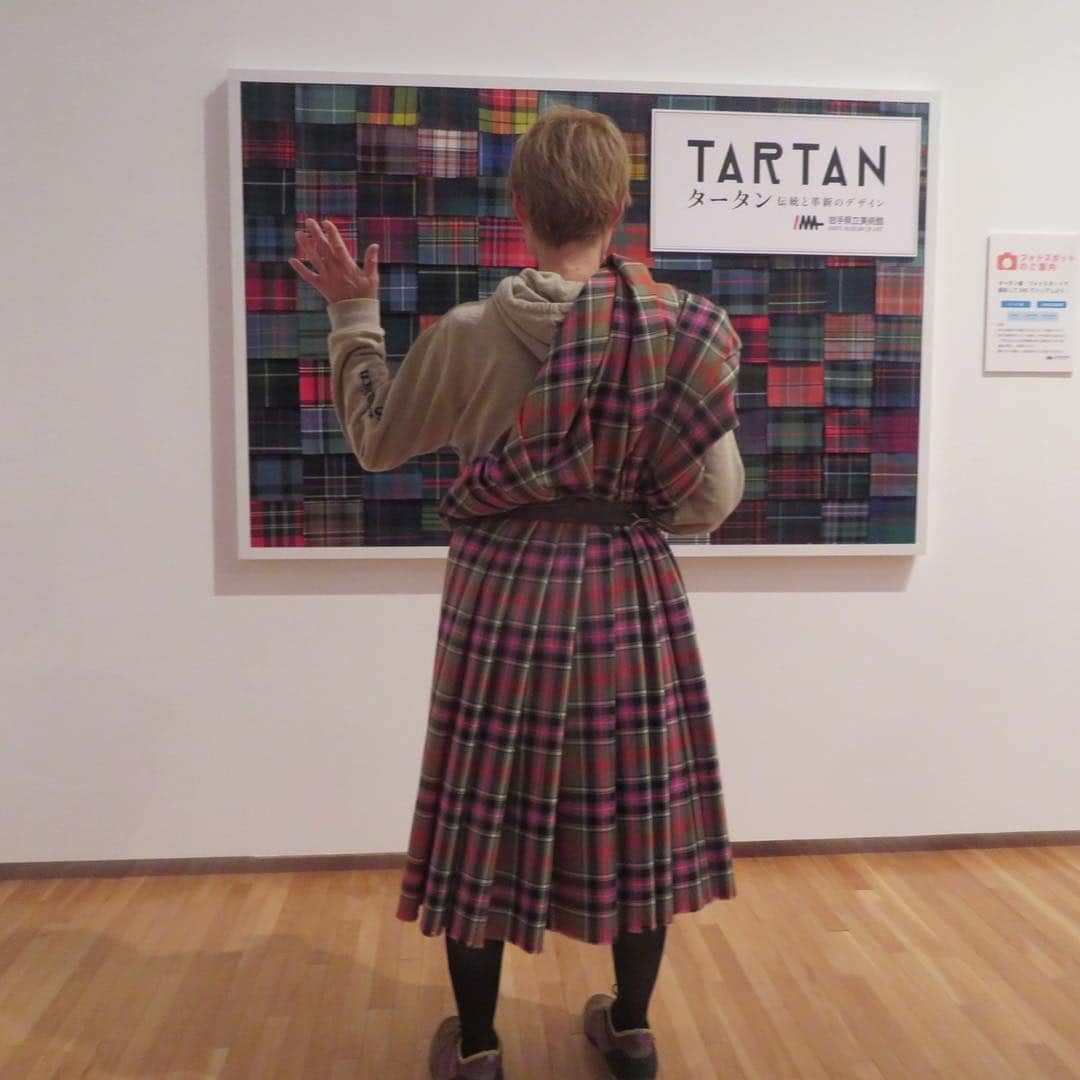 魔女菅原さんのインスタグラム写真 - (魔女菅原Instagram)「タータン展の最後にキルトの着付けコーナーがありまして、プリーツを折るところから一緒に着付けてもらいました。 ぜひ行ってやってみてください！ タータンはピンクとグリーンから選べるのでコーディネートを完璧にして臨むもよしです。着付けてくださった監視員のお嬢さんからいろんな蘊蓄を伺えるのも楽しい。 この写真も撮って頂きました。  #タータン展 #岩手県立美術館 #魔女菅原」4月14日 13時22分 - hatsuyosugawara