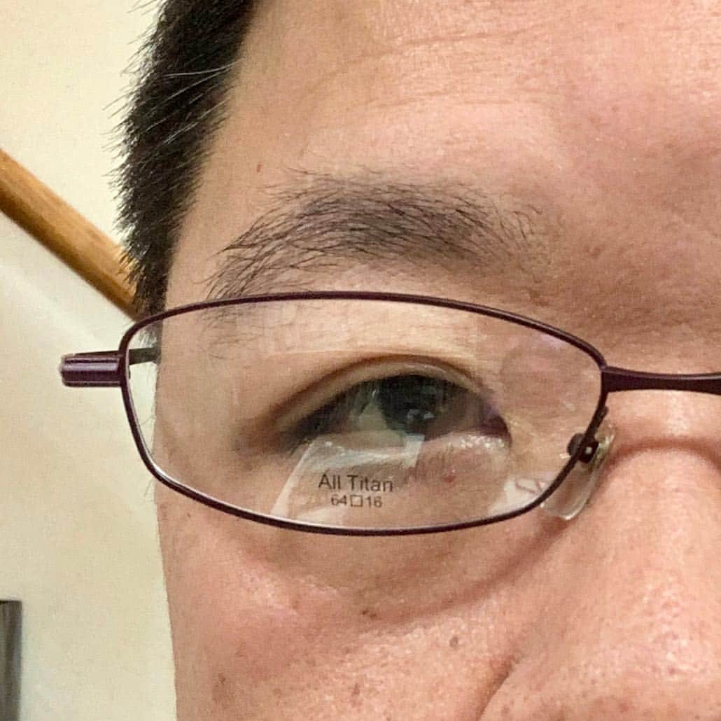 伊集院光のインスタグラム：「新メガネ。中野のマリコメガネ。大顔面に合うフレームが豊富。」
