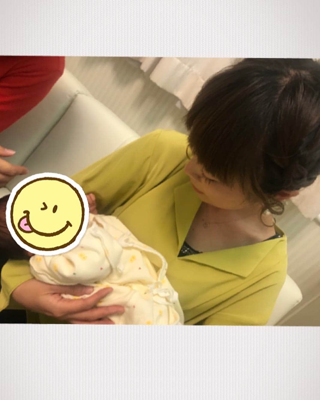 豊崎なつきさんのインスタグラム写真 - (豊崎なつきInstagram)「良ちゃん、菊さんはじめみんなが、 赤ちゃんを抱っこしにわざわざ来てくれるのが、嬉しい🥺💓 ありがとう😊❤️ . #出産の疲れも吹っ飛びます」4月14日 13時18分 - natsuki_toyosaki