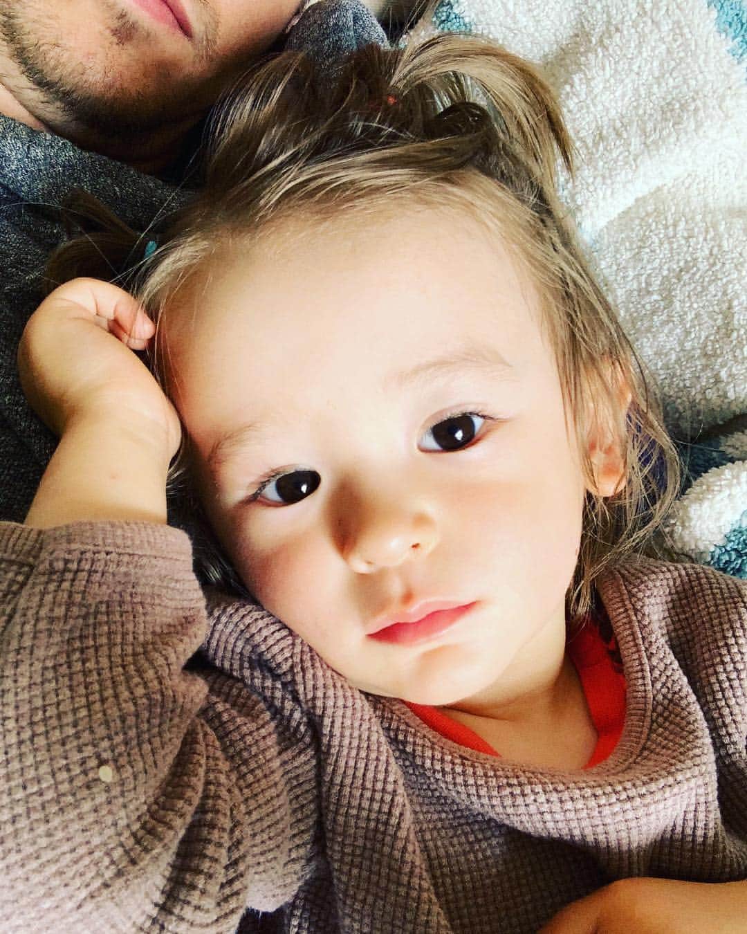 大桑マイミのインスタグラム：「息子よ。  お米ついてますよ〜  #sunday #こめ好き #otto #寝起き男子」
