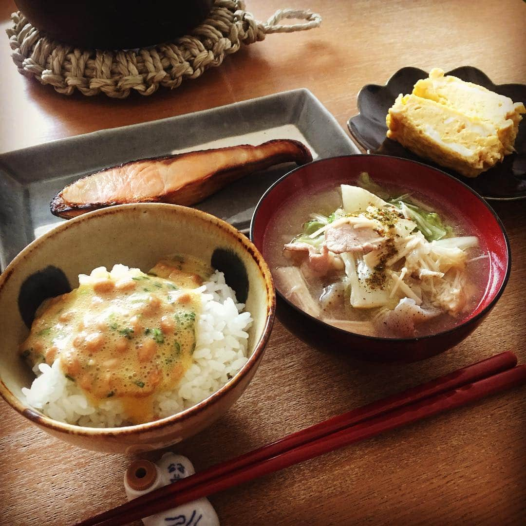 梅津有希子さんのインスタグラム写真 - (梅津有希子Instagram)「週末限定、おだしのきいた和定食。濃いめのかつおだしと昆布だしで具沢山豚汁、野付の焼き鮭、納豆ごはん。だし巻き卵はだしが多すぎて全然巻けずぐちゃぐちゃだったけど、最後にリカバーして逆転勝利。ああおいしい😋 #おうちごはん #だし #だし生活 #和食 #定食 #自炊」4月14日 13時24分 - y_umetsu