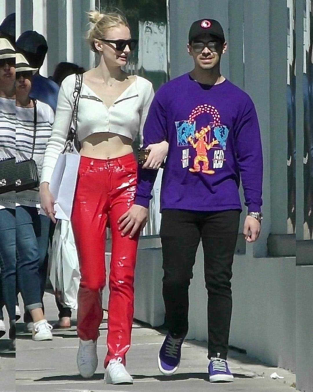 Just Jaredさんのインスタグラム写真 - (Just JaredInstagram)「@sophiet and @joejonas flaunt some cute PDA while shopping together in Los Angeles. #SophieTurner #JoeJonas Photos: Backgrid」4月14日 13時26分 - justjared