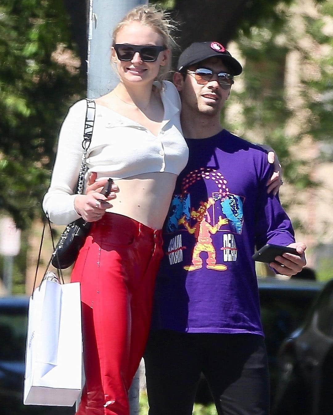 Just Jaredさんのインスタグラム写真 - (Just JaredInstagram)「@sophiet and @joejonas flaunt some cute PDA while shopping together in Los Angeles. #SophieTurner #JoeJonas Photos: Backgrid」4月14日 13時26分 - justjared