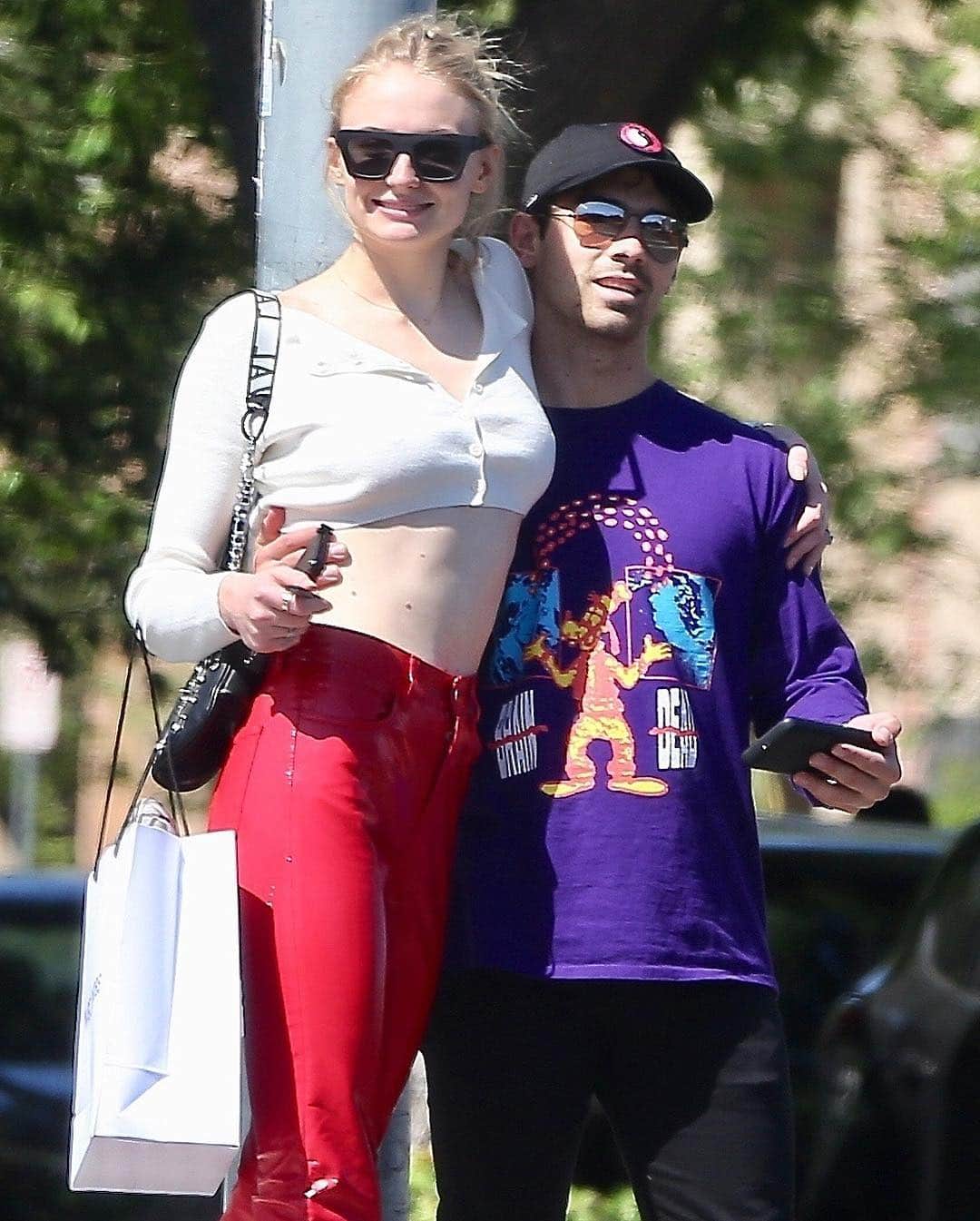 Just Jaredさんのインスタグラム写真 - (Just JaredInstagram)「@sophiet and @joejonas flaunt some cute PDA while shopping together in Los Angeles. #SophieTurner #JoeJonas Photos: Backgrid」4月14日 13時26分 - justjared