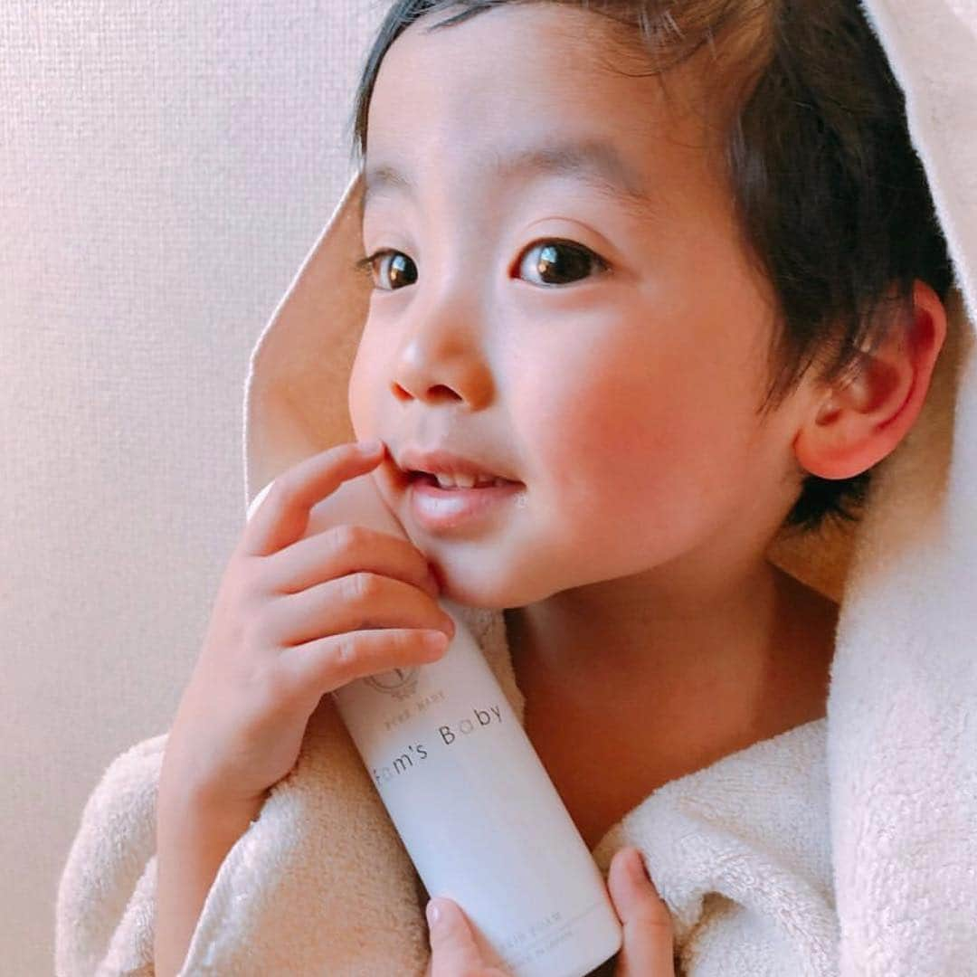 Fam's Baby ファムズベビーさんのインスタグラム写真 - (Fam's Baby ファムズベビーInstagram)「藍斗くんファムズベビーを使ってくれてありがとうございます😊クリクリお目めがとても可愛いですね💕 ・ 乳児湿疹や赤みにもアワアワがお肌に働きかけ改善へ向かいます✨ ・ #Repost @akane123mama ・・・ .﻿ ﻿ 前にも投稿したことがある﻿ #ファムズベビー 🛁💓﻿ ﻿ ﻿ ふわふわのムースで出てきて﻿ 塗ったあとはサラサラに…♥﻿ ﻿ ﻿ ベタつかないので藍斗も嫌がらず﻿ ずっと続けられてます🙆🏻‍♂️💓﻿ メイクする前にも使えますし 乾燥肌やアトピーの方にもオススメです♪﻿ ﻿ ﻿ ﻿ #ファムズベビー#ファムズ#保湿クリーム#ベビフル#コノビー#コドモダカラ#ig_oyabakabu#ベビリトル#きょコ#babyboy#ママリ#子供のいる暮らし#子供のいる生活#ヤバスタ#男の子ママ#新米ママ#あいと#babymodel#instagood#コズレ#ゴープロのない生活#コドモノ#3歳#instababy#写真好きな人と繋がりたい#3歳男の子﻿ ﻿ ☺︎」4月14日 13時34分 - famsbaby