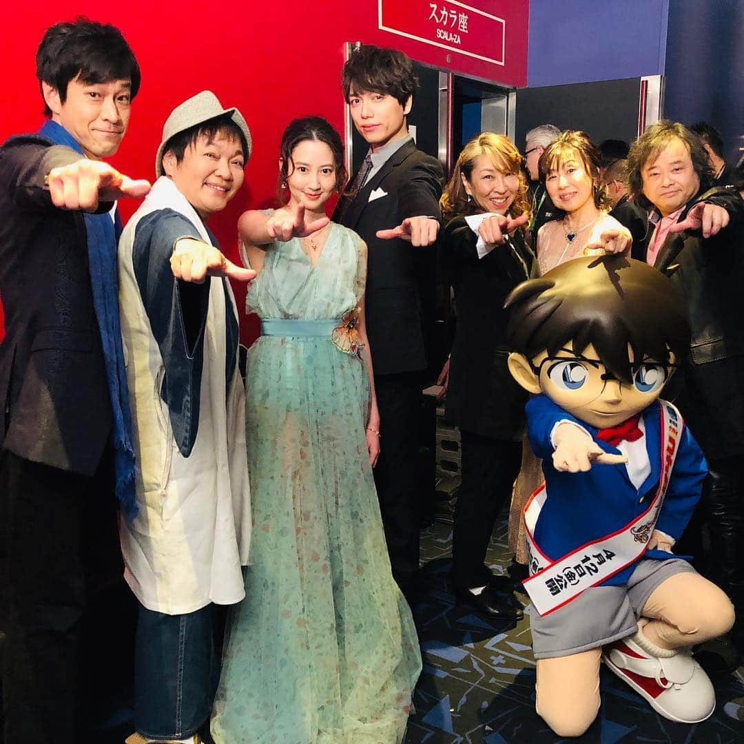 河北麻友子さんのインスタグラム写真 - (河北麻友子Instagram)「劇場版「名探偵コナン紺青の拳」初日で３０万人以上を記録したみたいです！ すごすぎる… 舞台挨拶の時に皆さんと一緒に撮っていただきました！ 高山みなみさんを始め山崎和佳奈さん、小山力也さん、山口勝平さん、檜山修之さん、皆さんがとにかく温かく迎え入れてくれて本当に感謝の気持ちでいっぱいです。本当に素晴らしいメンバーと御一緒させていただけて幸せです！ #名探偵コナン紺青の拳 #是非観てね」4月14日 13時42分 - mayukokawakitaofficial