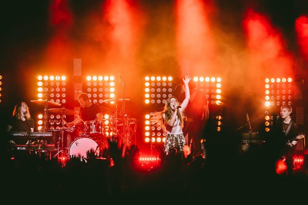 コーチェラのインスタグラム：「High on emotion @maggierogers 📷: @poonehghana」