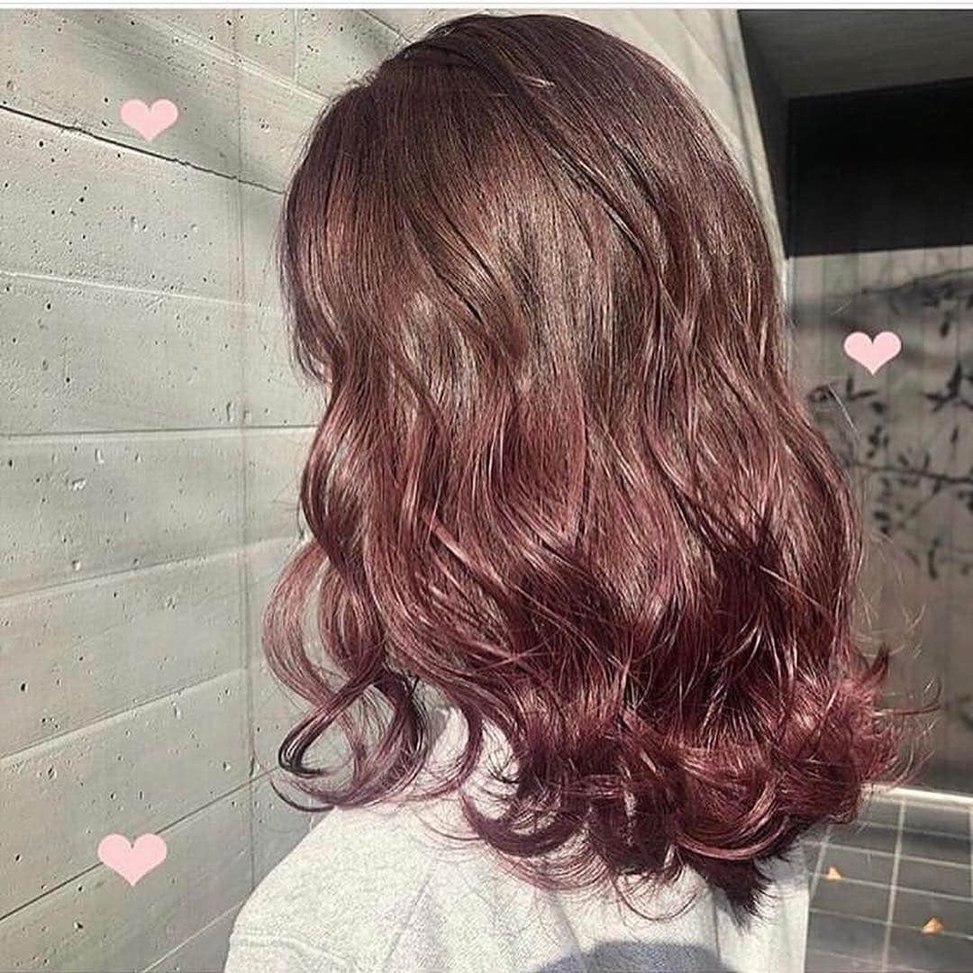 ALIVEさんのインスタグラム写真 - (ALIVEInstagram)「. @alive_erika74  Spring color 🌸🍈 . . 当日予約もお待ちしております💓 . ❤︎inner color ❤︎creamy color ❤︎silver & lavender  自分だけのcolorお任せください🌻✨ . 🦋🦄🦋🦄🦋🦄💫 . こちらのカラーにされたい方は、 💗ALIVE表参道店カラーリスト💗 大久保江里夏 @alive_erika74  ご指名ください🎶 . . ダブルカラー、ハイライト、グラデーションなどのブリーチを使ったcolorお任せ下さい🐰💭💗 .  bleachの抜けは、人によって異なるため 一人ひとりに合わせたbleach回数と、color配合で 誰よりもかわいいpink.purpleにします🐰🎶 . pink.purple.beige系のcolor、お任せください✨ . #オオクボエリカ #hair#haircolor#hairarrange#hightone#gradationcolor#highlight#pinkhair#カラーシャンプー #グラデーションカラー#ハイライト#ピンクヘアー  #ピンクアッシュ#ピンクブラウン#ピンクベージュ#パープルピンク#ピンクパープル#ラベンダーベージュ#ラベンダーアッシュ#ハイトーン#卒業式#美容室#美容師#美容学生#ムラシャン#春カラー#表参道#インナーカラー#インナーカラーピンク#ピンクシャンプー」4月14日 13時57分 - alivehair