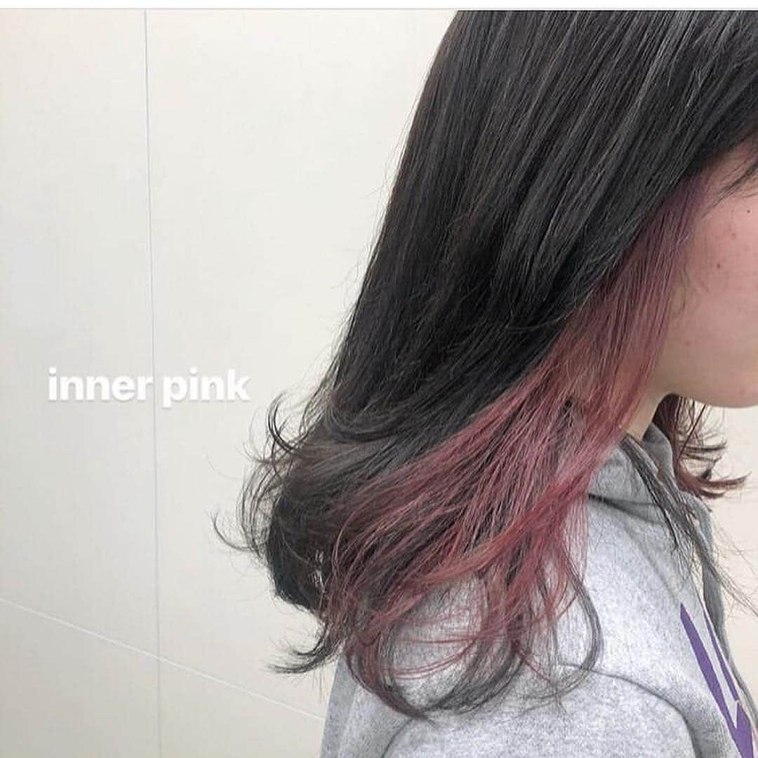 ALIVEさんのインスタグラム写真 - (ALIVEInstagram)「. @alive_erika74  Spring color 🌸🍈 . . 当日予約もお待ちしております💓 . ❤︎inner color ❤︎creamy color ❤︎silver & lavender  自分だけのcolorお任せください🌻✨ . 🦋🦄🦋🦄🦋🦄💫 . こちらのカラーにされたい方は、 💗ALIVE表参道店カラーリスト💗 大久保江里夏 @alive_erika74  ご指名ください🎶 . . ダブルカラー、ハイライト、グラデーションなどのブリーチを使ったcolorお任せ下さい🐰💭💗 .  bleachの抜けは、人によって異なるため 一人ひとりに合わせたbleach回数と、color配合で 誰よりもかわいいpink.purpleにします🐰🎶 . pink.purple.beige系のcolor、お任せください✨ . #オオクボエリカ #hair#haircolor#hairarrange#hightone#gradationcolor#highlight#pinkhair#カラーシャンプー #グラデーションカラー#ハイライト#ピンクヘアー  #ピンクアッシュ#ピンクブラウン#ピンクベージュ#パープルピンク#ピンクパープル#ラベンダーベージュ#ラベンダーアッシュ#ハイトーン#卒業式#美容室#美容師#美容学生#ムラシャン#春カラー#表参道#インナーカラー#インナーカラーピンク#ピンクシャンプー」4月14日 13時57分 - alivehair