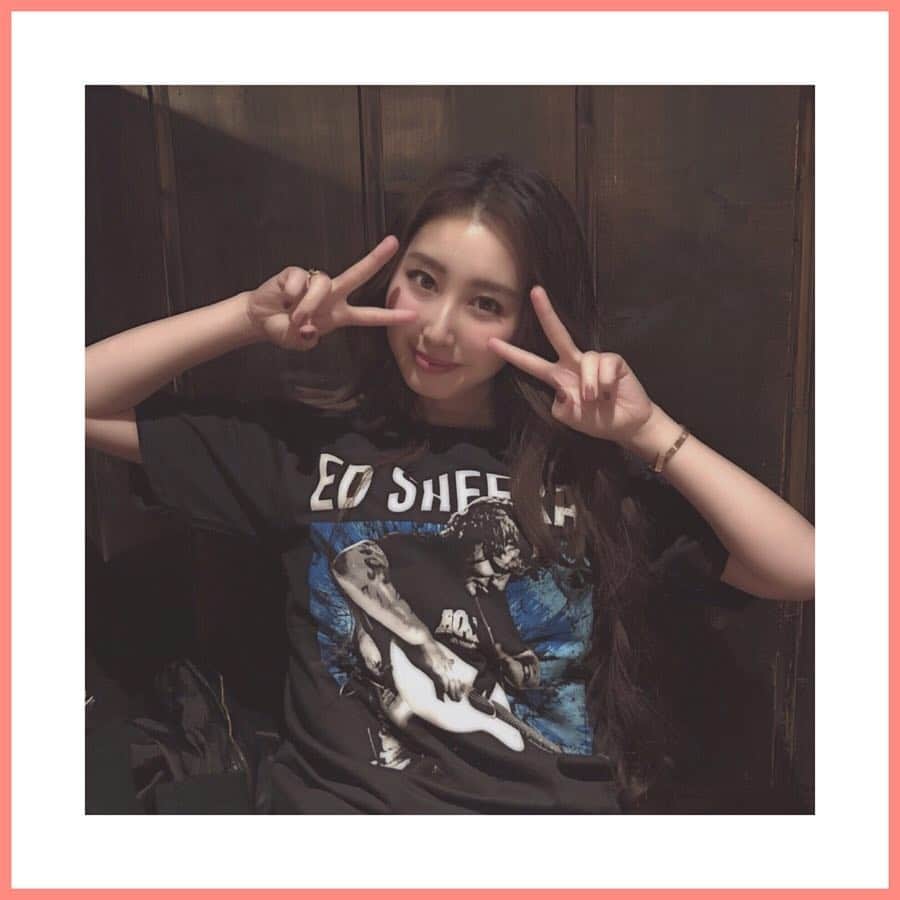 八尋莉那のインスタグラム：「ライブに行ってからすっっかりエドシーランばかり聴いてます🎶 大好きな人を肉眼で観れたことが嬉しい😭 そしてエドのにゃんこ先生たちがかわいい🐱🐾 @thewibbles ・ I wish that night were repeated🔥 ・ #edsheeran#エドシーラン#東京ドーム#スコ仲間 #instagood#instagram#live#oneokrock」