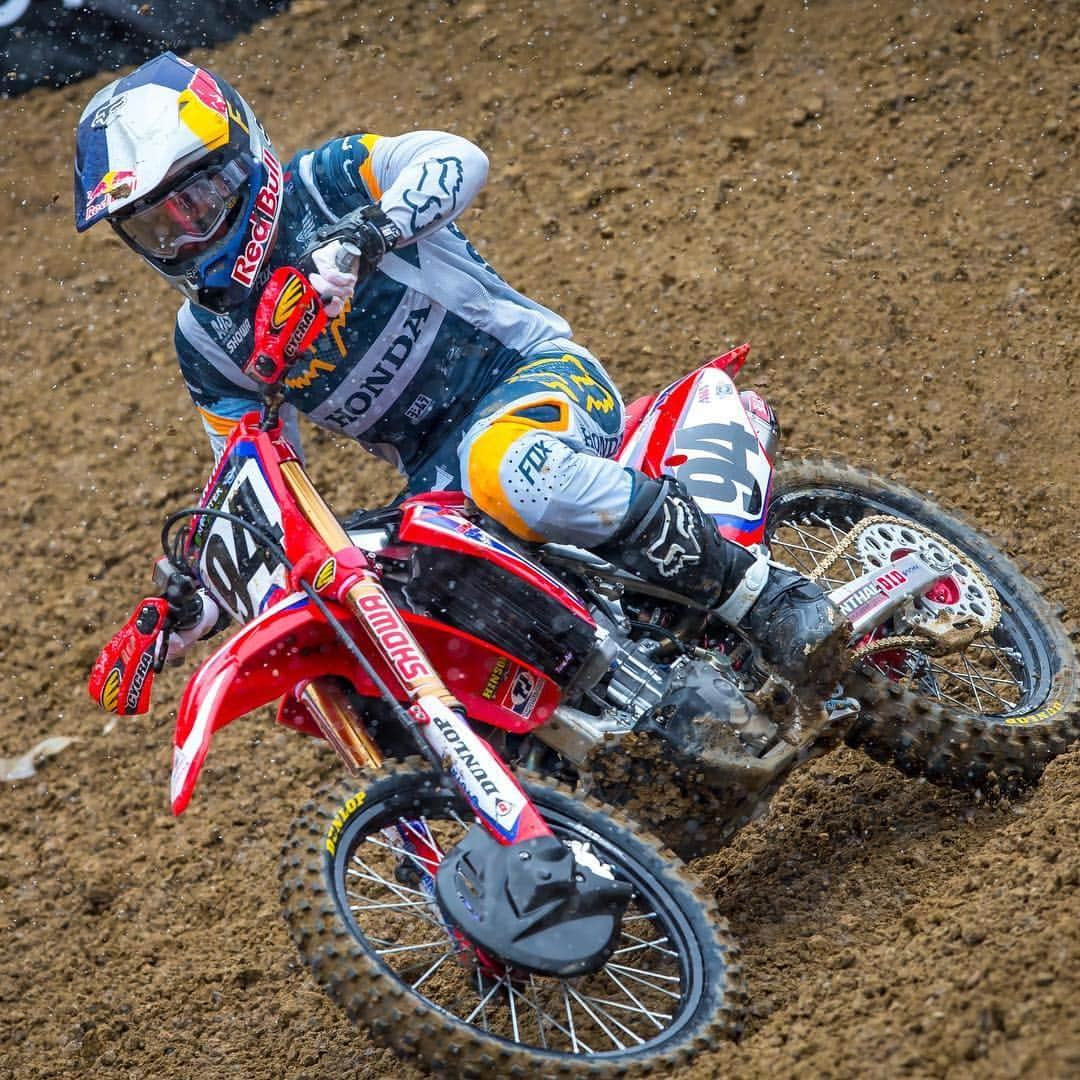 Honda Powersports USさんのインスタグラム写真 - (Honda Powersports USInstagram)「It was a challenging night in Denver as @kenroczen94 fought hard to finish 7th, while teammate @coleseely was 19th after an initial crash, then being forced into the mechanics area for a front wheel change, ultimately setting him back. After 15 weeks straight, we’ll take a much-needed weekend off before coming back strong in New Jersey! ✌🏼🏁‼️ #RideRed #Honda #SupercrossLIVE」4月14日 13時54分 - honda_powersports_us