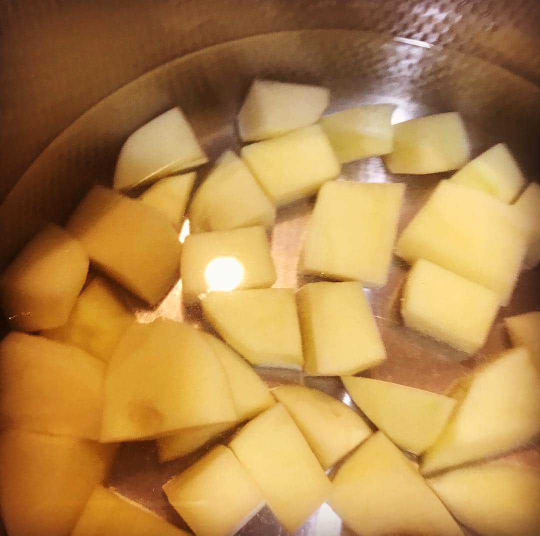 北川けんいちさんのインスタグラム写真 - (北川けんいちInstagram)「じゃがいもの味噌汁ばっかり作る男です。じゃがいもの茹で具合めちゃ大事です。次の日も食べること考えてちょっとだけ固めにしたいんですけどなかなかうまくいかなくて煮崩れたりします。今日はこれに舞茸とほうれん草をいれます。では、集中してきます。」4月14日 14時06分 - kenichi_kitagawa