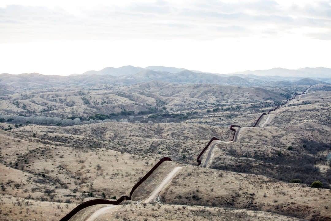 ナショナルジオグラフィックさんのインスタグラム写真 - (ナショナルジオグラフィックInstagram)「Photo by @kirstenluce | A fence delineates the border between  the United States and Mexico. This was taken just east of Nogales, Arizona, and Nogales, Sonora.」4月14日 14時03分 - natgeo