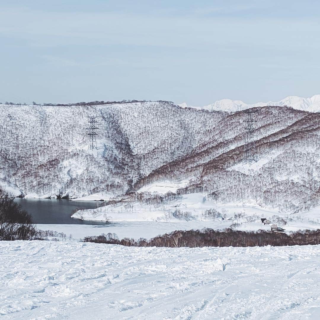 市川渚さんのインスタグラム写真 - (市川渚Instagram)「Last ski of the season⛷﻿ ﻿ ﻿ ﻿ 今シーズンは（おそらく）滑り納め。お天気に恵まれ、雪質も春スキーにしては抜群に良く、最高の1日でした。かぐらはゲレンデが広くて気持ちが良い。来シーズンはさらなるレベルアップに向けて、スクールに一度入りたいところです🤔﻿ 2,3枚目のムービーは #osmopocket のアクティブトラックで撮ってもらったやつ⛷ ﻿ ﻿ #ski#skiing#田代湖#⛷#kagura#tashiro#かぐらスキー場#yuzawa#niigata#nagikotrip#osmopocket」4月14日 14時09分 - nagiko