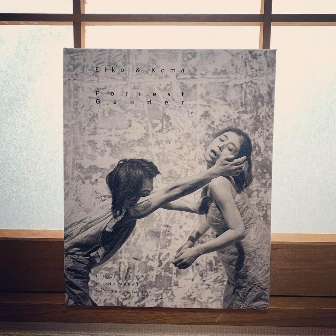 マシュー・チョジックさんのインスタグラム写真 - (マシュー・チョジックInstagram)「僕がプロデュースした新刊が今月中に出ます！ ピューリッツァー賞ファイナリストのフォレスト・ギャンダー氏による、日本出身のNYC現代舞踏家をテーマにした写真入り詩集『Eiko & Koma』。 4/24発売・Amazonでは予約開始しています。 東京大学講師の中川映里さんとの共訳です。アート・詩・現代ダンスに興味を持っている方々ぜひ〜。 New book! I produced and co-translated an Eng-Japanese edition of Pulitzer Finalist Forrest Gander's "Eiko & Koma". Out April 24! Pre-orders open now on Amazon USA and elsewhere.  現代アメリカを代表する詩人、フォレスト・ギャンダー。その鋭い感性と卓抜な技量によって、日本にルーツをもつパフォーマンスアーティストEiko & Komaの肉体による唯一無二の表現を、言語芸術へと見事に転生させた。選び抜かれた言葉としなやかに変化する詩形は読む者を魅了し、深遠なる意味へと導く。  全20篇の詩作品に、アナ・リー・キャンベルによるEiko & Komaの写真が光彩を添える。  現代芸術の担い手による稀有なコラボレーション作品、待望の日本語・英語版。日本語版は中川映里とマシュー・チョジックによる共訳。  Sublime and delightfully observant, this poetry collection by renowned American poet Forrest Gander playfully extends the dances of Japanese performance art unit Eiko & Koma. What emerges is a transfixing, dexterous use of poetic form that transposes a theatre of movement onto the page with delicacy and profundity. This book is enhanced with photographs by Anna Lee Campbell and a parallel Japanese translation by Eri Nakagawa and Matthew Chozick.  フォレスト・ギャンダー 現代アメリカを代表する詩人。詩、小説、エッセイ、翻訳など、その文筆活動は多岐に渡り、数々の文学賞を受賞。ピューリッツァー賞および全米批評家協会賞ファイナリスト。パブロ・ネルーダをはじめ、ラテンアメリカの詩人を数多く英語圏へ翻訳紹介するとともに、吉増剛造や野村喜和夫の英訳(編集・共訳)でも知られる。ハーバード大学、ブラウン大学で教鞭を執ったのち、現在カリフォルニア州サンフランシスコ近郊在住。  Forrest Gander  An award-winning American writer, translator, and editor, Gander is a Pulitzer Prize and a National Book Critics Circle Award Finalist who has translated Pablo Neruda and many Latin American writers, and co-translated Kiwao Nomura and Gozo Yoshimasu. Gander, who taught at Harvard and then Brown University, lives near San Francisco, California.  Eiko & Koma (エイコ&コマ) 日本でうまれ育ち、1976年からニューヨーク在住のEiko(尾竹永子)と Koma (尾竹隆)はダンスパフォーマンス、映像作品、インスタレーションなどを二人で共同制作。ニューヨーク近代美術館(MoMA)、ホイットニー美術館 などで公演。マッカーサー賞、スクリプス賞など受賞多数。  Eiko & Koma Born and raised in Japan, Eiko Otake and Koma Otake have been active in New York since 1976. The duo has presented dances, video art and installations at venues notably including the Museum of Modern Art (MoMA) and the Whitney Museum of American Art. They are recipients of numerous prizes, including a MacArthur Fellowship.  #forrestgander #本 #詩 #poetry #eikoandkoma #マシューチョジック」4月14日 14時09分 - matthew_chozick