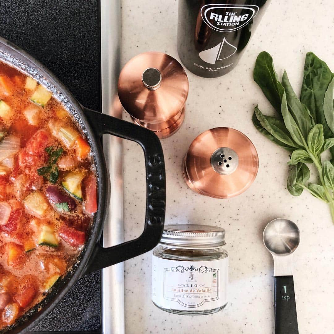 大橋菜央さんのインスタグラム写真 - (大橋菜央Instagram)「Our favorite minestrone with organic bouillon🌿 . . . 風邪っぴきシェーンと🤧 食べざかりMiaに野菜たっぷりミネストローネ🍅🥕🥔🥬 . はじめて使った @cunaselect JJ ET CHRISTELの離乳食にも使えるブイオン オーガニック100%でMiaも食べれていいなと思いきや そもそも味が本格的で大人も大満足の味付けに🤤💓 . お肉やお野菜を焼いたり蒸したりにふりふりするだけでも使えるようで しばらく色々トライしてみよっ💪✨ . そろそろ大人のごはんを分けられるようになってきて嬉しい😆🙌 . . . #離乳食 #オーガニック #cunaselect #cunaselectlife #クーナセレクト #クーナセレクトライフ #ミネストローネ #naoliving_food #naolivingchef」4月14日 14時10分 - naoliving