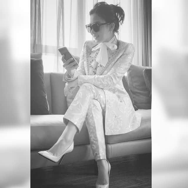 Syahriniさんのインスタグラム写真 - (SyahriniInstagram)「• Messy Hair, Don’t Care !  Candid 📷 @reinobarack  _______\\\______  #PrincesSyahrini」4月14日 14時13分 - princessyahrini