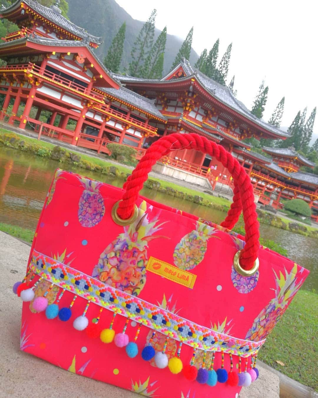 Moco Lima Hawaiiさんのインスタグラム写真 - (Moco Lima HawaiiInstagram)「New* Red Pineapple Pompom Tote bag, Made by Moco  ハワイには十円硬貨でお馴染み・宇治の平等院のレプリカがあります。 日本を離れて生活し、改めて日本の文化や歴史を学ぶ事が多々あるのですが、外国人の友人達から習う事がとても多く日本人として情けないと日々反省。。こちらも彼らに習って行ってきました。ハワイの中の日本。気になる方はぜひ行かれてみて下さい♡  There is the temple called Byodo-In which is a replica of a temple in Uji, Kyoto. I learned about this temple from my friend who is a foreigner, and I was embarrassed because even though I am Japanese, I didn't know about this temple in Hawaii. Upon learning about it, I went to Byodo-In today. Thanks my friends!  #japanese#culture#temple#friends#learning#love#learn#study#hawaii#mylife#nevertoolate#art#music#photography#photoshoot#driving#mocolima#saturday#モコリマ#ハワイ#ハワイ好きな人と繋がりたい#勉強#日々勉強」4月14日 14時19分 - mocolimahawaii