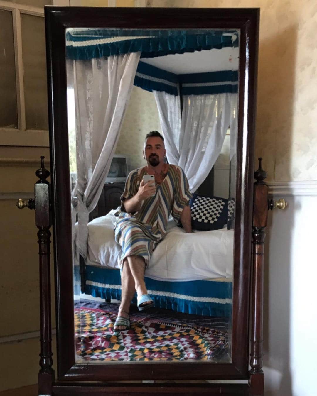ジャンポールレスパナールのインスタグラム：「. In April 2017 my friend Emil De Demo and I booked a flight to India for a month. We were planing a trip through the country and were always laughing imagining us having a walk in Karnataka’s wildest settings wearing kaftan dresses, amazing hats and sunglasses. We were mentionining this journey as "Scandale en sandales". 😂 But a month after the booking a terrible car accident happened and in five days Emil vanished to another place I could'nt take a plane to.  He might not be that far because I feel like he is next to me. I still ache to not have his smilling face and amazing spirit in front of me though.  His passing taught me a lot about resistance, grief and sorrow. And about not waisting time in the realization of your ideas. About saying what you really feel and what you want to the people around you and enjoy every moment at its best.  We promissed so much to each other. It was wonderfuly stimulating.  Everytime I was sending him a text message about some activities he was answering « LET’S DO THIS! » I can check one more box because during this trip I enjoyed myself having breakfast in this old Mysore dusty palace wearing a kaftan dress designed by my friend Jagvir. And there will be a lot more kaftan moments in my life. Emil I think about you a lot and still will in a very very positive way. You might have left but your good energy burns in all the people you have been in contact with. Your brilliant mind is missed and your message will continue to make its way through us. LOVE」