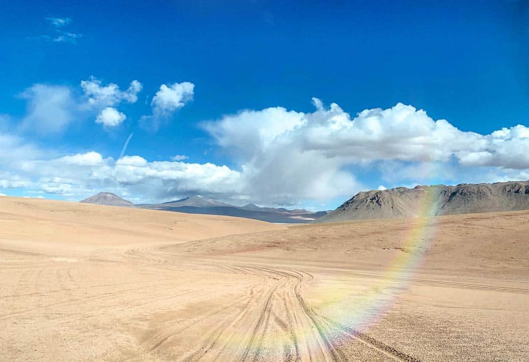 Elva Niさんのインスタグラム写真 - (Elva NiInstagram)「沙漠中也可以自己製作彩虹🌈 只因你的角度 #lookatthingsfromadifferentangle  #travelwithelva」4月14日 14時21分 - misselvani