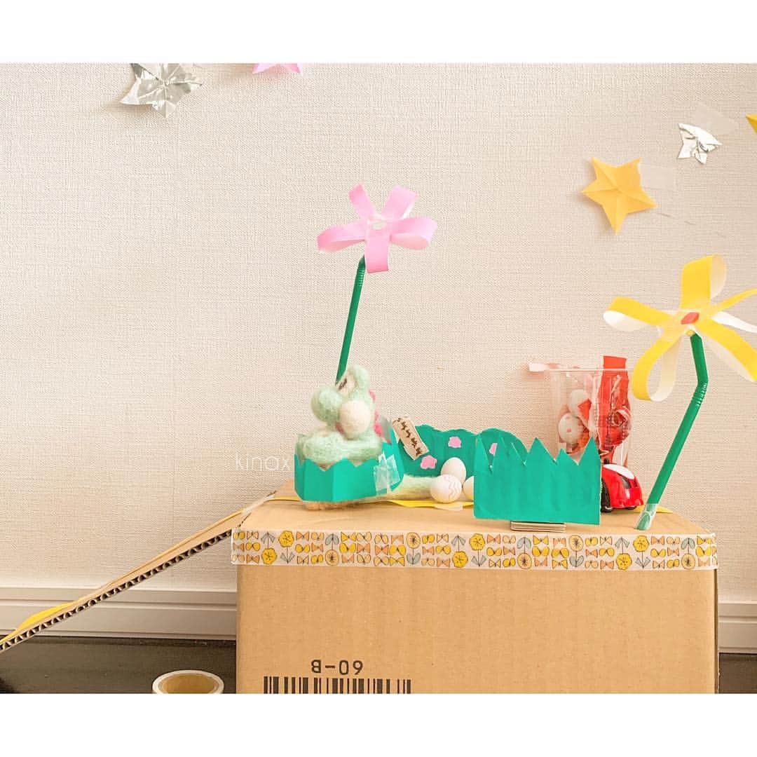 kinaxのインスタグラム：「. good afternoon(๑′ᴗ‵๑)☀in Japan, and good morning, good evening, good night for world friends! . 今日はのんびりな日曜日(๑′ᴗ‵๑)♡ . この前 #ヨッシークラフトワールド を 買ったのだけど ウールワールドに引き続き 作り込みがとっても可愛くて ちびっこ姉さんと楽しく遊んでいたのだけど ヨッシー作ってーって言われたので 羊毛でチクチクしてみた✂︎ . というわけで 今日はコース風の工作をʕ •́؈•̀ ₎✂︎ . . 楽しいねぇー(๑′ᴗ‵๑)🌸 ゲームの作り込みとか、 こういうの考えるの楽しいんだろうなー！ . . そんなこんなで 全部コレクションしてから先に進みたい私と コレクションしきれていなくても 先に進みたいちびっこ姉さんで わーきゃーいいながらコツコツ進めていますʕ •́؈•̀ ₎笑 . . ぷぷぷ♡ . みんなも楽しい1日を♡ . #親バカ部 #switch #ヨッシーかわいい #後ろ姿もすき #楽天roomに載せてます #roomインフルエンサー @room_rakuten #工作 #羊毛フェルト 2019/04/14」