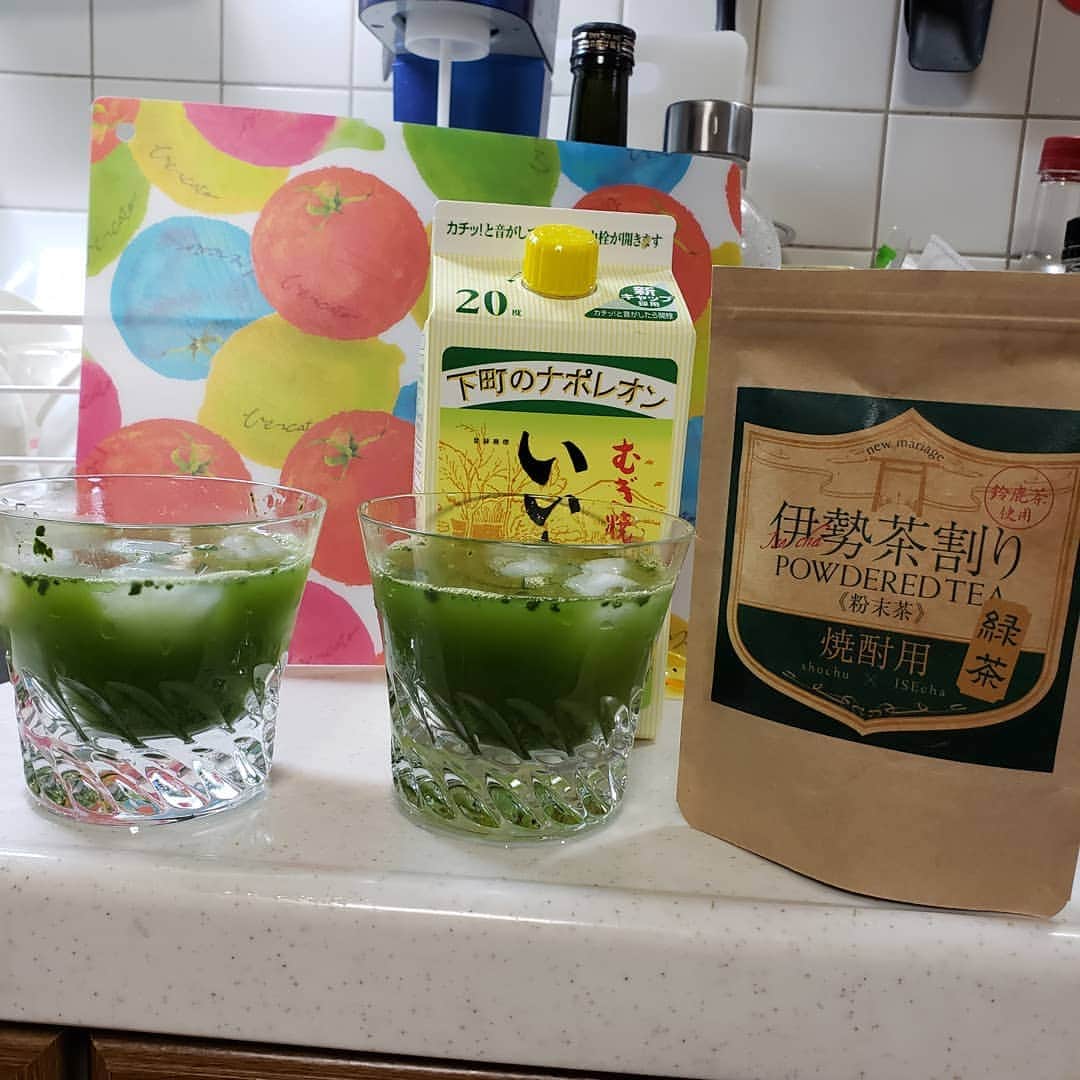 鈴木Q太郎のインスタグラム：「伊勢茶で緑茶ハイ！贅沢です。 #伊勢茶 #焼酎で割る用の伊勢茶 #お茶の風味が凄く良い #鈴鹿市 #鈴鹿市ＰＲサポーター  #ハイキングウォーキング」