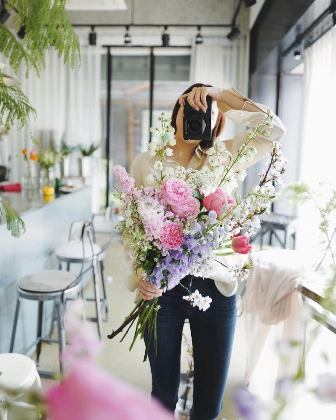 JF flower Shopさんのインスタグラム写真 - (JF flower ShopInstagram)「오늘 프로포즈데이 🌸  Jf flower shop. . . . .#2019jfflowershop #jfflowershop #flower #florist #floral #flowerlesson #koreanflorist #flowerstagram  #koreanflower  #웨딩부케 #플로리스트 #플로리스트수업 #핸드타이드  #범계플라워레슨 #꽃꽂이 #플라워레슨 #꽃꽂이수업 #안양꽃집 #범계꽃집 #평촌꽃집 #과천꽃집 #인덕원꽃집 #동편마을꽃집 #포일동꽃집 #내손동꽃집 #의왕꽃집 #프로포즈 #대형꽃다발」4月14日 14時27分 - jfflowershop