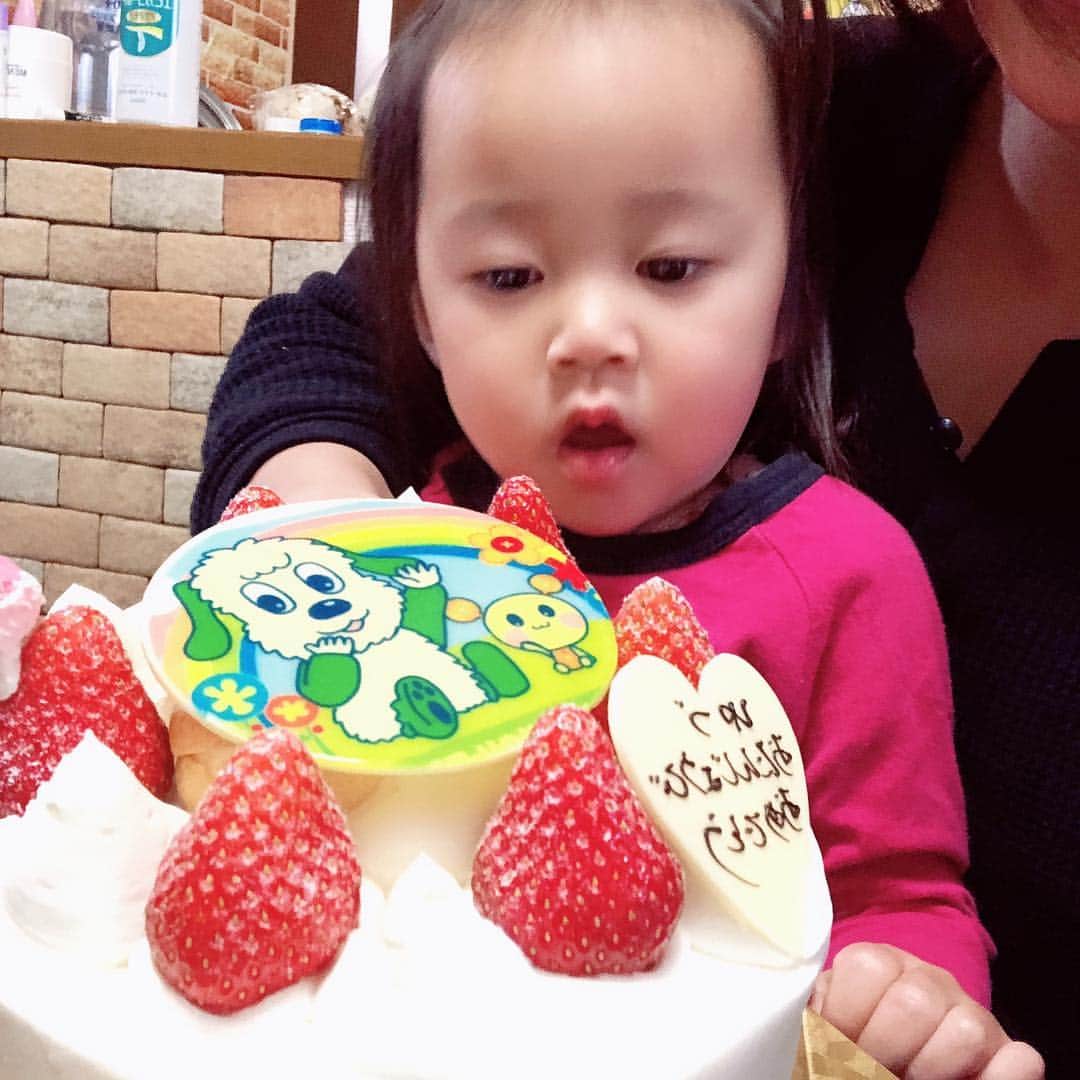 美奈子さんのインスタグラム写真 - (美奈子Instagram)「昨日はゆづの誕生日でした✨ 2歳❤ あっという間だなあ。。。 だいぶおしゃべりも上手になり 色んなことも出来るように😁✨ これからも 元気に楽しく過ごしていこうね💕  #2歳 #お誕生日おめでとう #柚都 #美奈子」4月14日 14時31分 - minako_official