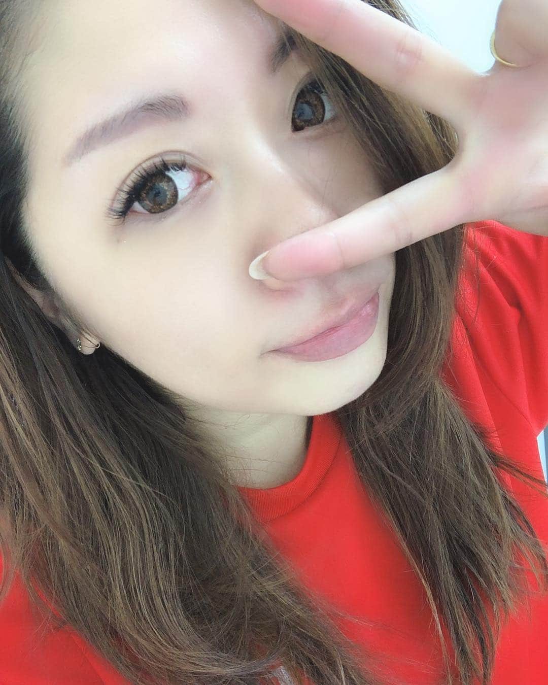 野崎鮎のインスタグラム：「ちょこっと運動🐻 そしてプラプラ #お買い物  #おはよう  この時間は #こんにちは  #意外と赤が似合う件 #すっぴん で #sorry  #コンタクト はしてるょ😜 #dayoff」