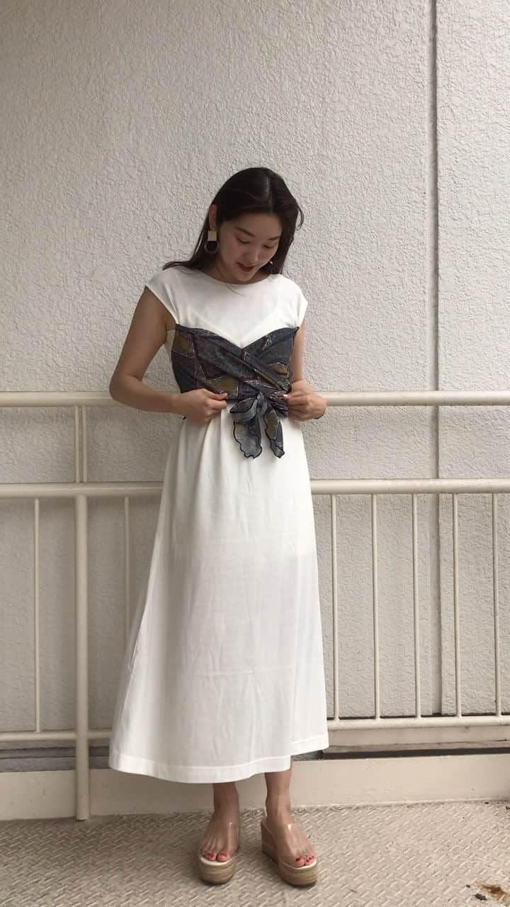 mina hinokuchiのインスタグラム：「新作のスカーフビスチェワンピース、スカーフの巻き方4種類ご紹介してます♪♪ カラー展開などは、トップページのURLからcheckできます！」