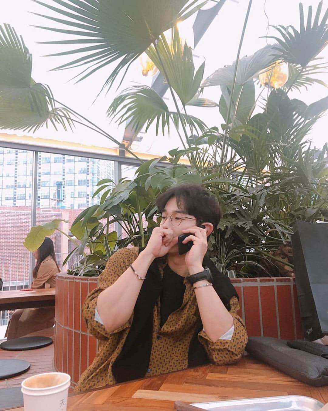 オン・ジュワンのインスタグラム：「#일요일 이제 슬슬 극장으로 가볼까~ 다들 남은 주말 잘 보내고~ 짧아진 봄 많이 담아내길~😊」
