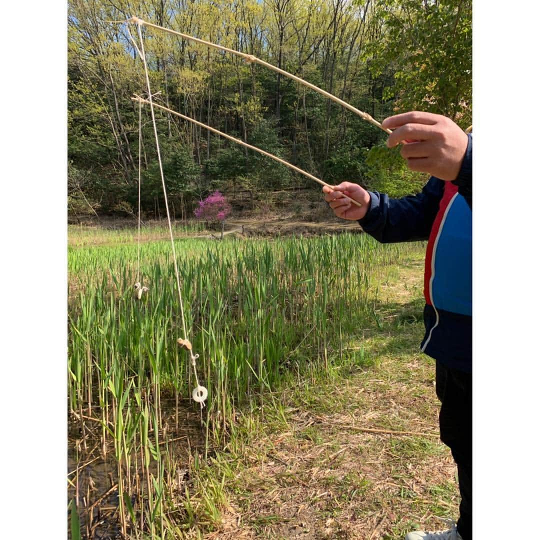 空木マイカさんのインスタグラム写真 - (空木マイカInstagram)「昨日は東山の森の里山へ。 初めて行ったんだけどこんなに素敵なところがあったなんてびっくり！来ている人達がみんな仲良しで、初めての私たちもすぐにその輪に入れてくれて、大人も子どももみんな生き物に詳しくて。一緒にザリガニ釣りさせてもらったり、オタマジャクシもらったり、エビ取ったりして帰ってきました。 ･ 帰ってきてからインドア派の息子が「次いつ行く？明日も行こうよ〜！」とずっと言ってます😏 #子どものいる暮らし  #3歳 #5歳 #里山 #東山の森」4月14日 14時56分 - maika_utsugi