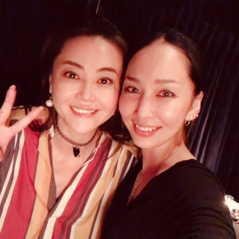 中島美嘉さんのインスタグラム写真 - (中島美嘉Instagram)「. 昨夜！ 美しくカッコいい 観月ありささんと お会いできたー！  @alisa_mizuki #観月ありさ さん#デビュー間もない頃#遠くから#バービー人形#歩いてきたと思ったら#ありささん#隠しもせず#カッコいい#デビューして一番#衝撃受けた方#暗いとこで撮っても#綺麗」4月14日 20時30分 - mikanakashima_official