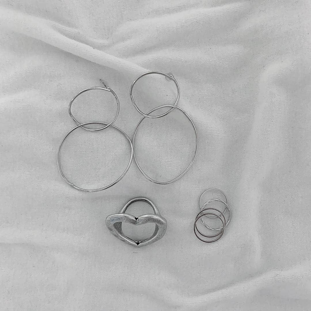 千畝あずみさんのインスタグラム写真 - (千畝あずみInstagram)「, , 最近ハマってます シルバーアクセ , ずっと自分の肌の色に合うのはゴールドだから〜ってシルバー買うの避けてたんだけど、やっぱりかわいい🥺♡ , #accessory #accessories #pierce #ring #rings #silver #アクセサリー #アクセ #シルバーアクセサリー #シルバーアクセ」4月14日 20時25分 - azumimo129