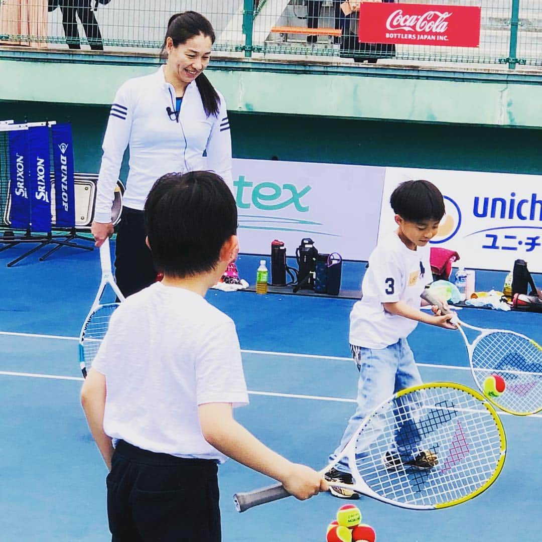 伊達公子さんのインスタグラム写真 - (伊達公子Instagram)「松山入りした今週末「第2回 ITF ユニ・チャームトロフィー 愛媛国際オープン」のイベントに参加させていただきました。 キッズ、ジュニア、車椅子と世界基準のハードコートでみんなと楽しく過ごせました。 イベントは男子決勝の前で無事にやり切れたのですが…決勝は雨で終えれなかったようで… #伊達公子  #kimikodate  #テニス  #テニスプレイヤー  #tennis  #tennisplayer  #instatennis  #ehime  #愛媛  #itf  #愛媛国際オープン  #event  #ユニチャーム  #愛媛県総合運動公園  #ハードコート  #世界基準」4月14日 20時27分 - kimiko.date