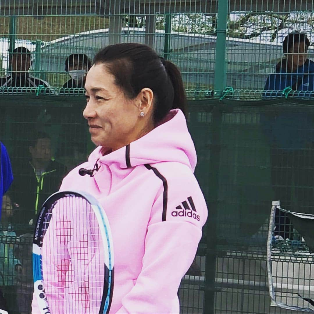 伊達公子さんのインスタグラム写真 - (伊達公子Instagram)「松山入りした今週末「第2回 ITF ユニ・チャームトロフィー 愛媛国際オープン」のイベントに参加させていただきました。 キッズ、ジュニア、車椅子と世界基準のハードコートでみんなと楽しく過ごせました。 イベントは男子決勝の前で無事にやり切れたのですが…決勝は雨で終えれなかったようで… #伊達公子  #kimikodate  #テニス  #テニスプレイヤー  #tennis  #tennisplayer  #instatennis  #ehime  #愛媛  #itf  #愛媛国際オープン  #event  #ユニチャーム  #愛媛県総合運動公園  #ハードコート  #世界基準」4月14日 20時27分 - kimiko.date