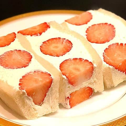 東京カレンダーさんのインスタグラム写真 - (東京カレンダーInstagram)「『フルーツダイニングパレット』の「スカイベリー苺サンド」。栃木県の新品種であるスカイベリーを贅沢に使用した苺サンド。創業当時から変わらない甘さ控えめのふわふわ生クリームが、スカイベリーの甘酸っぱさを際立たせている。販売期間は4月16日まで。 #いちごサンド #サンドイッチ #苺 #フルーツサンド #フルーツダイニングパレット #東京カレンダー #東カレ #tokyocalendar #スカイベリー #いちご #sweets」4月14日 15時02分 - tokyocalendar