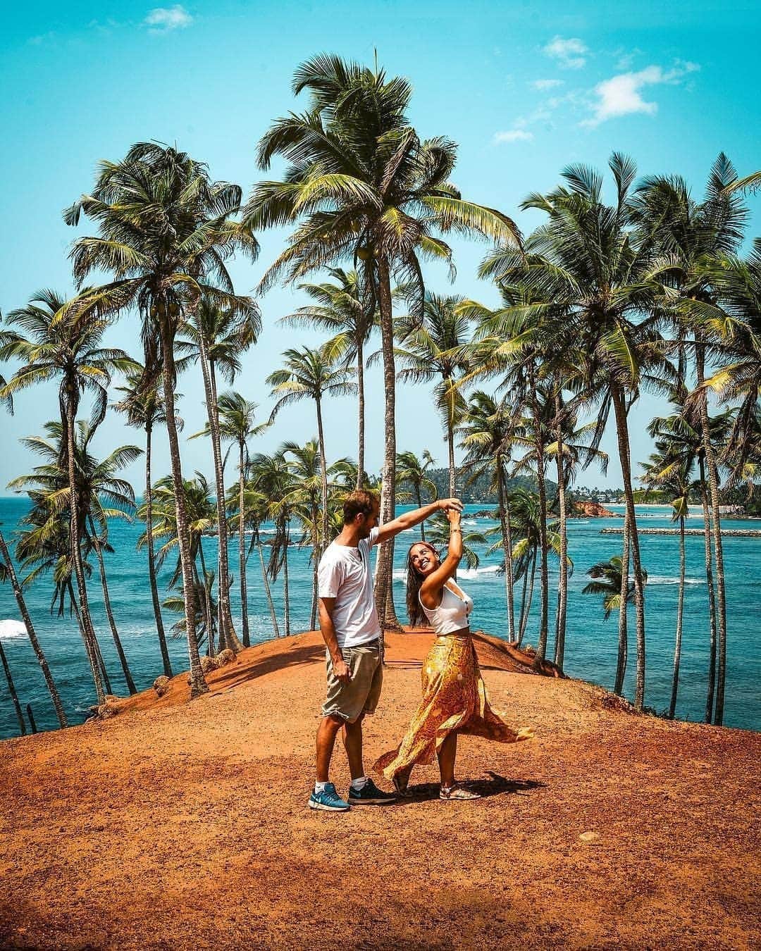 Discover Earthさんのインスタグラム写真 - (Discover EarthInstagram)「If this isn’t the definition of couple goals I don’t know what is ! How amazing is this selection of photos of Sri Lanka ? Which is your favorite ? 🌴 🇱🇰 Tag your loved one you would want to discover Sri Lanka with ! — 📍#DiscoverSriLanka — 📸 Photos by @viajaentusofa」4月14日 15時06分 - discoverearth