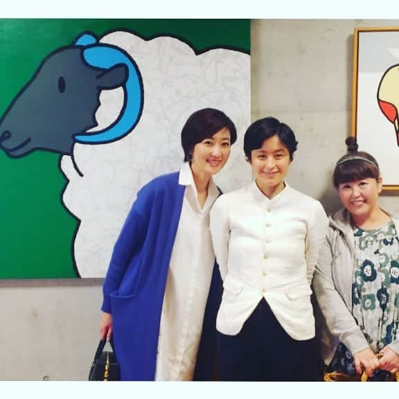 池尻和佳子さんのインスタグラム写真 - (池尻和佳子Instagram)「岡美里さんの横顔展にお邪魔しました♥️ 左の横顔の方がその人の本来の表情が 出るのだそうです🍀  娘の横顔を描いて頂くことにしました🤗✨✨仕上がりが、楽しみです‼️‼️ #岡美里 さん #三溝清美 先生 #池尻和佳子」4月14日 15時17分 - wakako_ikejiri_rkb