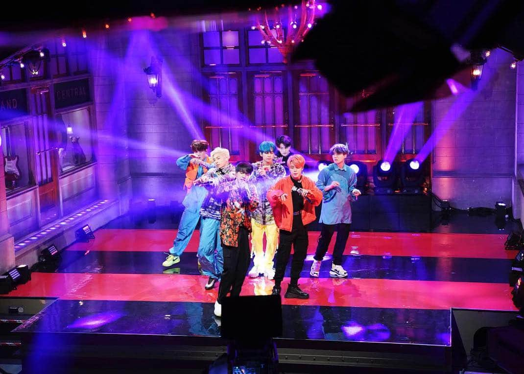 Saturday Night Liveさんのインスタグラム写真 - (Saturday Night LiveInstagram)「“Boy With Luv” and “Mic Drop” in Studio 8H! 💜 @bts.bighitofficial #BTSxSNL」4月14日 15時16分 - nbcsnl