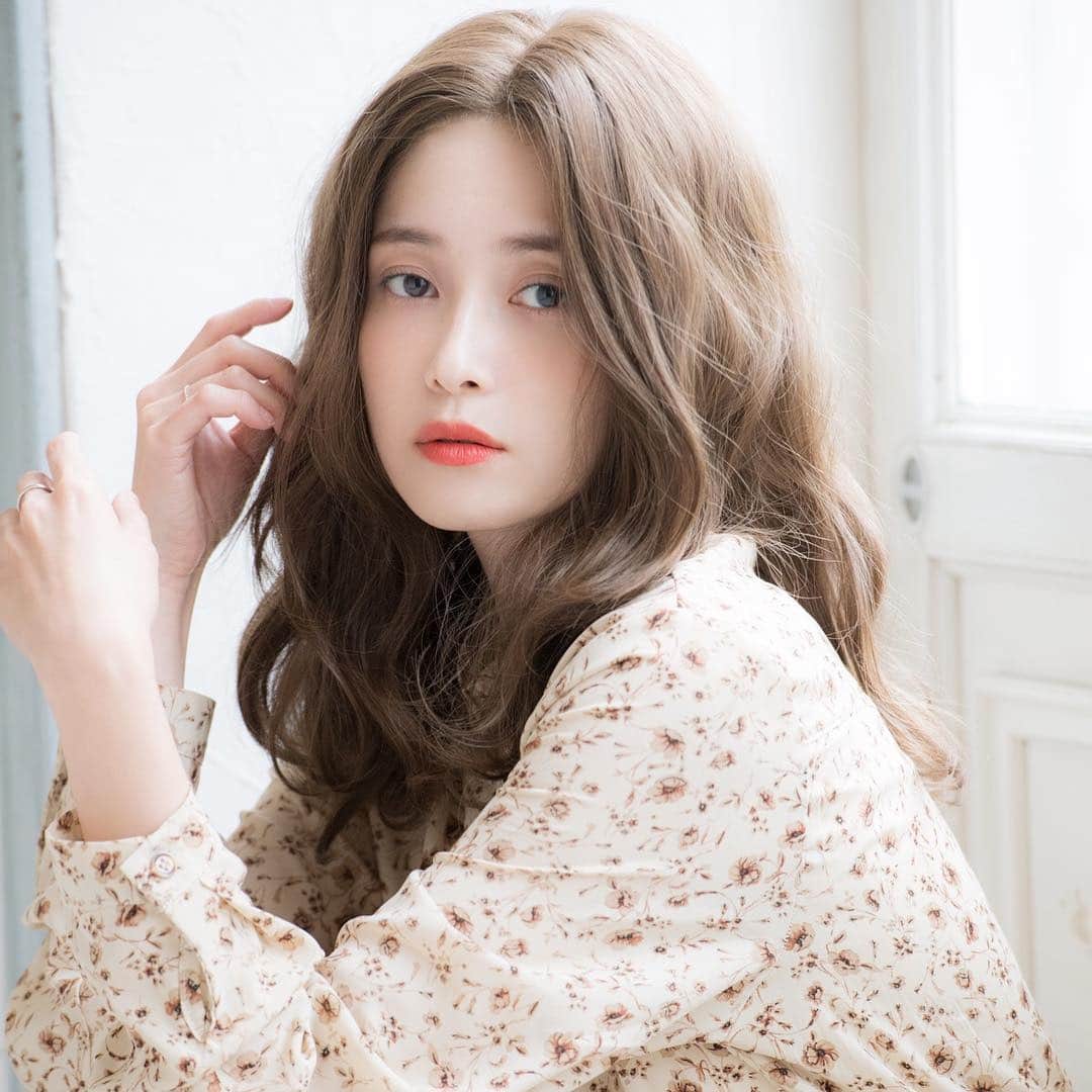 lineastoria_rakutenのインスタグラム：「*﻿ *﻿ New Arrival﻿ ﻿ ゆるい”波ウェイブ”が絶妙にかわいい💓﻿ 可愛いもカッコイイも両方手に入る😎👍﻿ ﻿ ﻿ item﻿ #天使のフローウェイブ﻿ model﻿ #和田えりか ちゃん﻿ @_wadaerika﻿ ﻿ #リネアストリア #リネアウィッグ #リネア #ウィッグ #カツラ #ヘアスタイル #新作 #医療用ウィッグ #レースフロント #レースフロントウィッグ #フルウィッグ #ミディアム #波ウェイブ #イメチェン #ファッションウィッグ #オシャレウィッグ #ウェーブヘア #lineastoria #lineawig #wig #newarrivals #リネアストリア楽天市場店」