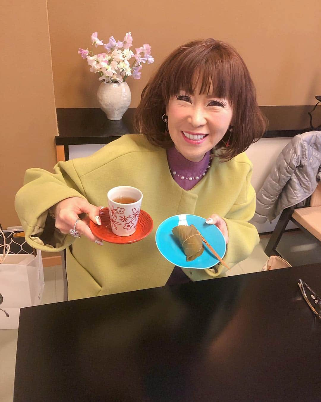 岩本初恵さんのインスタグラム写真 - (岩本初恵Instagram)「京都でランチ 六波羅蜜寺に行って 住職様と長崎社長様に ご馳走になりました 💕💕 結婚式のお礼のつもりが 逆にお世話になってます 💕💕 萌ちゃん 素敵なお嫁さんに 出会えた事 💕💕 素敵なご縁に 住職様から 嬉しいお言葉の数々を 頂きました 嬉しい ご馳走様でした 💕💕 #はっちゃんコーデ #大人コーデ #コーデ #今日のファッション #愛しとーと #オシャレ #コラーゲン #大人女子 #オシャレコーデ #孫6人 #オシャレ好き #今日 #服 #私服 #fashion #aishitoto #happy #today #ootd #love #fun #style #京都  #京都グルメ  #八起庵  #美味しい #六波羅蜜寺 #幸せのバトン」4月14日 15時21分 - hatsue_iwamoto