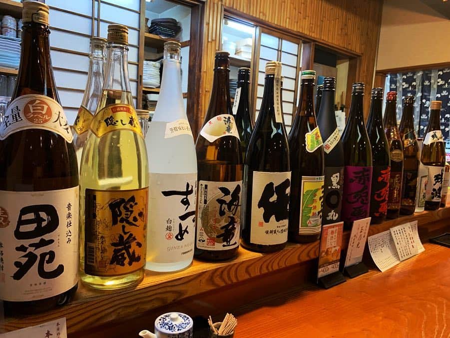 ALINA AKULAのインスタグラム：「🍙🍷 #kampai Тост-здравица на все случаи японской жизни означает «Пей до дна!», а подразумевает приглашение выпить вместе. Японцы щепетильны: не принято пить, пока не раздался призыв «Кампай!», заменяющий для них пышные тосты за каждого гостя. . . #sake #vine #japanesestyle #explorejapan #travelblogger #travel #happytraveler #ilovejapan #drink #drinks #cocktail #tasty #nightlife #beer」