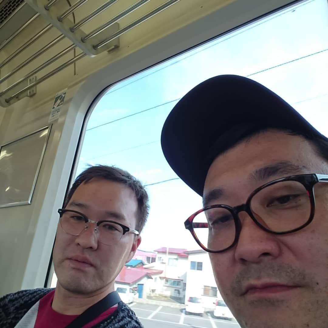 佐藤大さんのインスタグラム写真 - (佐藤大Instagram)「おじさんと東京に帰ります。二人ともおじさんです。 #すーなか #グランジ大  #ダブルおじいさん」4月14日 15時33分 - satodaidaidai