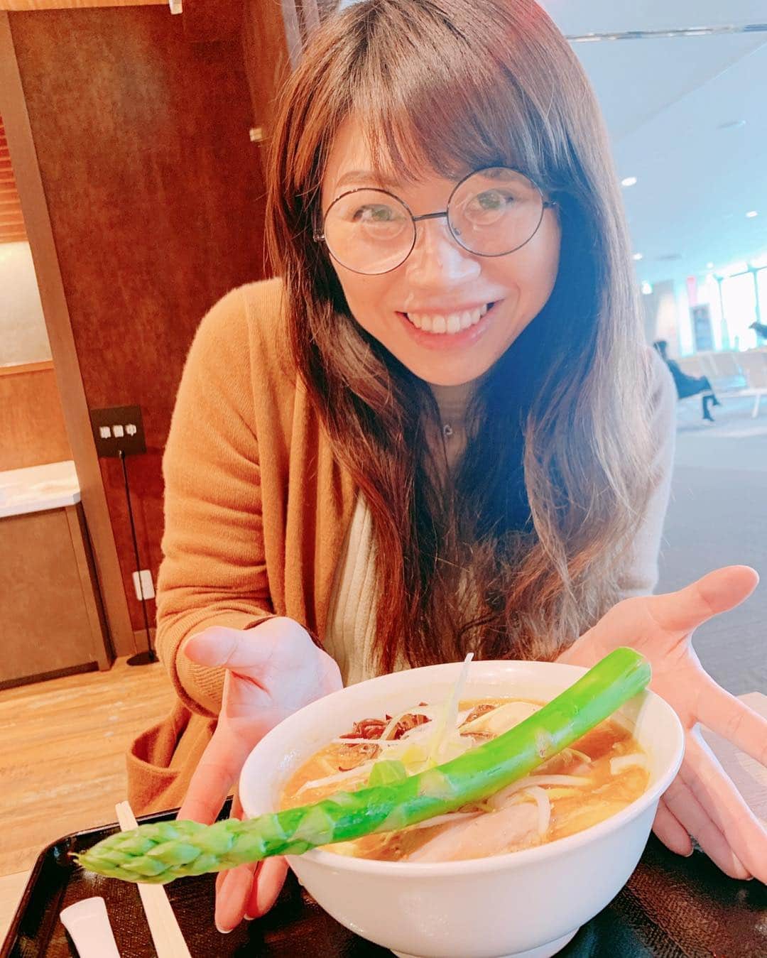 小林アナさんのインスタグラム写真 - (小林アナInstagram)「‪北海道ありがとうございました！‬ ‪空港で最後に食べた‬ ‪味噌ラーメン アスパラ乗せ。‬ ‪美味しかったー！‬」4月14日 15時33分 - genkobiribiri