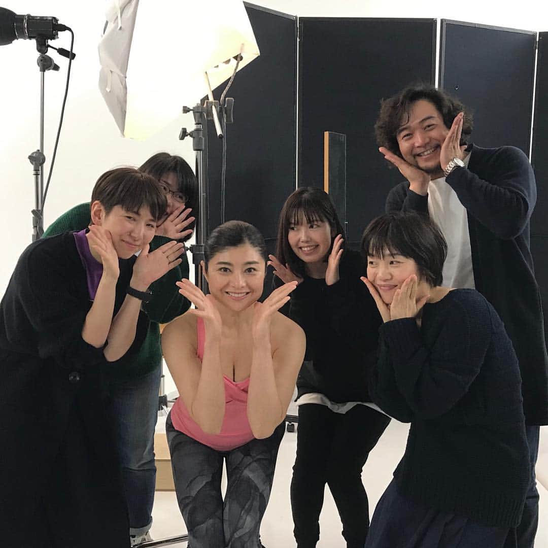 間々田佳子のインスタグラム：「楽しい撮影でした😆💕✨ #間々田佳子 #顔ヨガ」