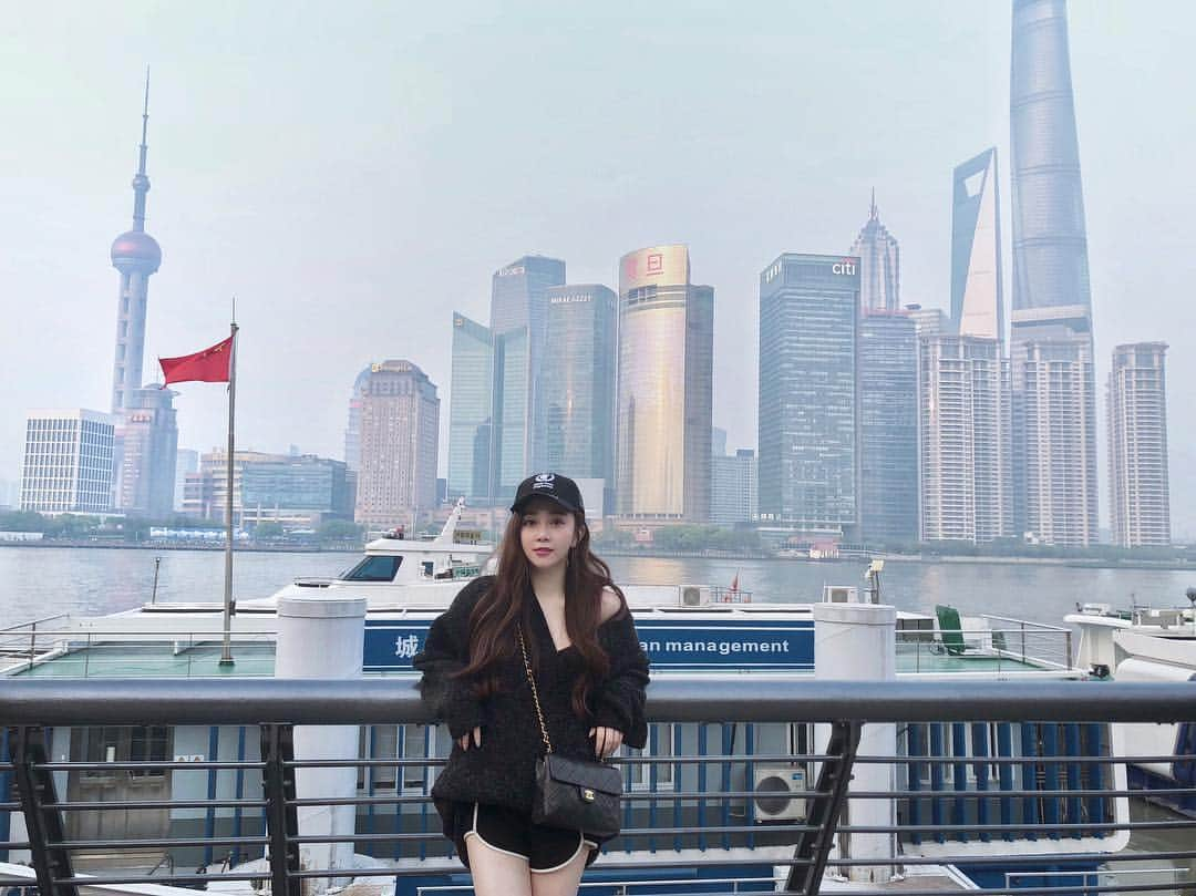 篠崎泫さんのインスタグラム写真 - (篠崎泫Instagram)「smoggy shanghai🛳﻿﻿ ﻿﻿ #shanghai #thebund #thebundshanghai ﻿ #霧濛濛看起來照片畫素好低我放棄﻿ #早晚溫差太大﻿ #熱到我把這個毛衣捲起露出我運動褲哈哈﻿ #晚上又冷得要死」4月14日 15時41分 - hsyan0625