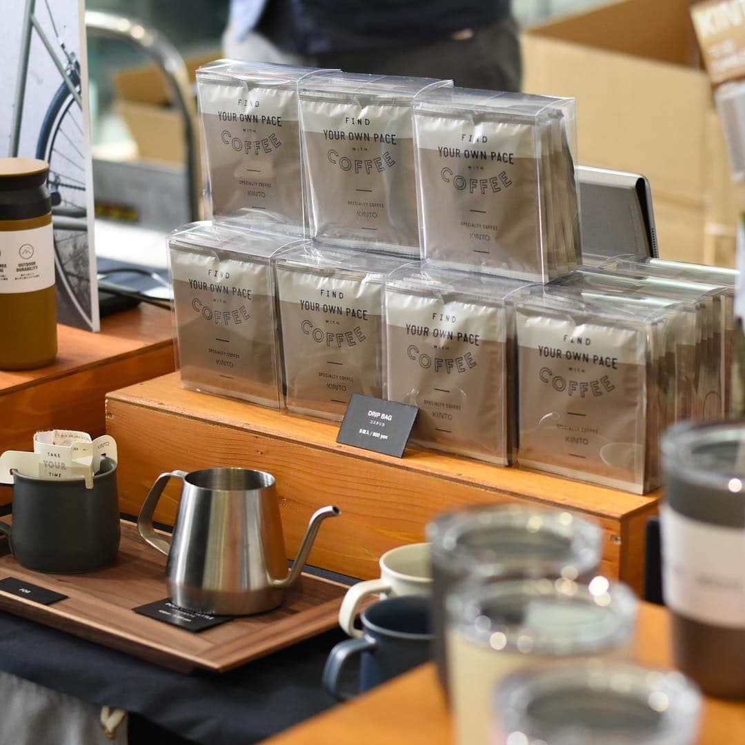 KINTOさんのインスタグラム写真 - (KINTOInstagram)「TOKYO COFFEE FESTIVAL 2019 Springに出店中  マグに乗せてお湯を注ぐだけで、手軽にスペシャルティコーヒーを淹れられるDRIP BAG。コーヒー豆は、シドニー発のロースター Single O Japanとタイアップした、コスタリカのシングルオリジンです。TOKYO COFFEE FESTIVAL 2019 Springにて商品を購入いただいた皆様にプレゼント。ぜひ、ご自宅でこの味わいを体験いただきたいです。本日17時までです。 ー  KINTO Pop-up at TOKYO COFFEE FESTIVAL 2019 Spring Simply place it over your mug, and pour hot water. KINTO's DRIP BAG bringing the specialty coffee experience to everyone, hastle-free. The coffee beans are single origin from Costa Rica, roasted by "Single O Japan", from Sydney, Australia. Everyone who buys our items at our pop-up store will receive a DRIP BAG. Please enjoy the flavor at home. ー  #kintojapan #kinto #togotumbler #coffee #tumbler #tokyocoffeefestival #tokyocoffeefestival2019 #tokyo #表参道 #東京コーヒーフェスティバル @tokyocoffeefestival」4月14日 15時44分 - kintojapan