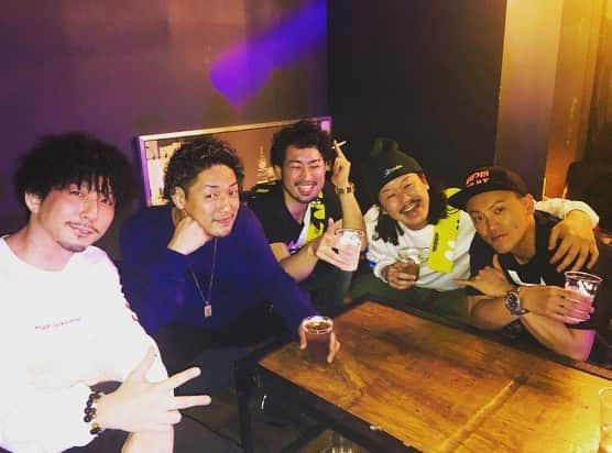 寿君さんのインスタグラム写真 - (寿君Instagram)「三重県四日市"RUN & GUN"最高のメンバーでハクナのリリパ㊗️祝えて楽しかった🙆‍♂️💯 メッセウィングのボクシング🥊LIVEも試合も最高でした🙏 集まってくれた皆さん、三重の皆さんありがとうございました🙇‍♂️ @ray_singer @shady1988gk  @hacna_st @tappoihacnamatada  @zaki0509rodeoradio @largeman0805 @time_aka_toki  #runandgun #ハクナのリリパ  #日本ユーススーパーフライ級タイトルマッチ #メッセウィングみえ」4月14日 15時37分 - kotobuki_kun_1048